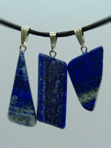 Lapislazuli , Afghanistan,  mit Silberöse
